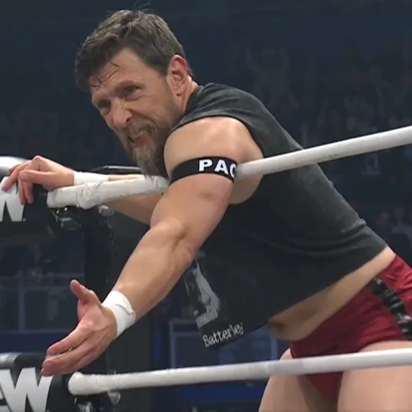 Bryan Danielson en el tributo a PAC en el AEW Dynamite del 30 de septiembre de 2026