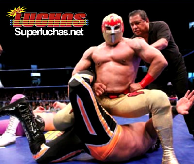 valiente vs virus arena mexico Valiente somete a Virus con un medio cangrejo (14 agosto 2009) / Photo by Rostro Oculto - Súper Luchas 327