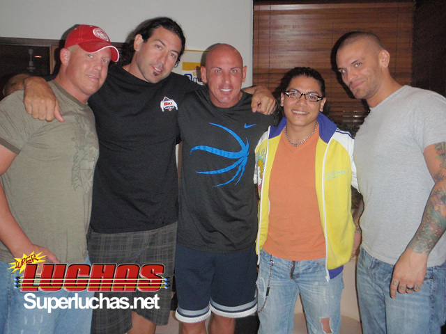 2009: Juventud Guerrera con las estrellas de NWE: Mr. Anderson, Chuck Palumbo, Vito y SJK (Sterling James Keenan, Corey Graves en 2019) 2009: Juventud Guerrera con las estrellas de NWE: Mr. Anderson, Chuck Palumbo, Vito y SJK (Sterling James Keenan, Corey Graves en 2019)