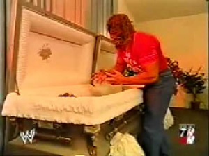 Katie Vick Triple H Triple H con una máscara de Kane en el ángulo "Katie Vick", considerado por muchos como el ángulo más desagradable de la historia