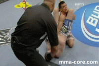 Evan Dunham somete a Efrain Escudero