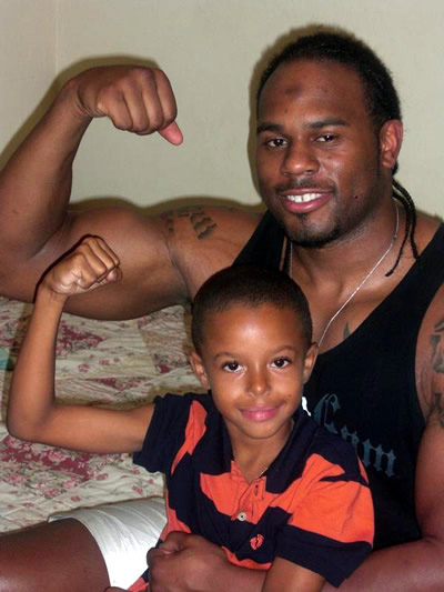 ¡No es hora del crimen! Shad Gaspard (exWWE) evita robo en estación de gas 4 Shad Gaspard y su pequeño primo en Curaçao (2009)