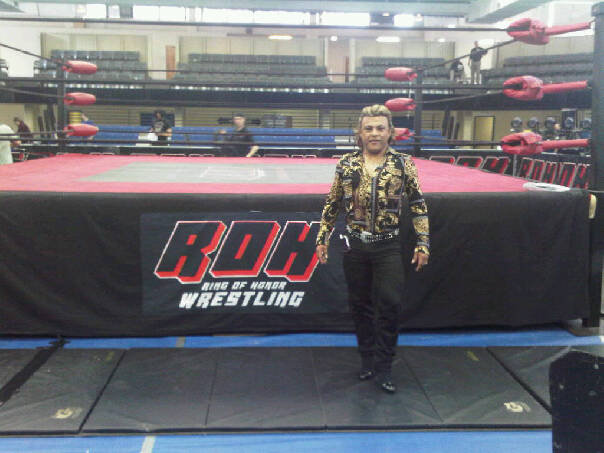 Cassandro junto al famoso cuadrilátero de Ring of Honor