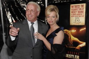 Ric Flair y Jacqueline Beems en el lanzamiento de The Wrestler (Él Luchador) con Mickey Rourke
