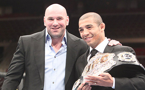 Dana White le entraga el cinturón de campeón UFC Peso Pluma a José Aldo
