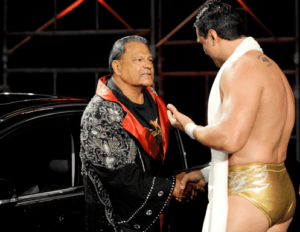 Chavo Classic (Chavo Guerrero, Sr.) como conductor de Alberto del Río en WWE RAW Old School