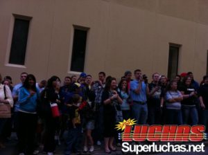 Fanáticos frente al hotel de concentración de WWE en Atlanta, Georgia