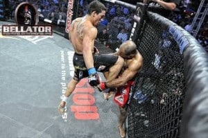Patricio Pitbull conecta un impresionante rodillazo a Wilson Reis