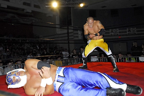 Desde la primer lucha se vivieron grandes emociones: Low Ki vs Tiger Mask / www.njpw.co.jp NJPW Invasion Tour "Atack on East Coast": Reporte fotográfico 1a. Fecha 3