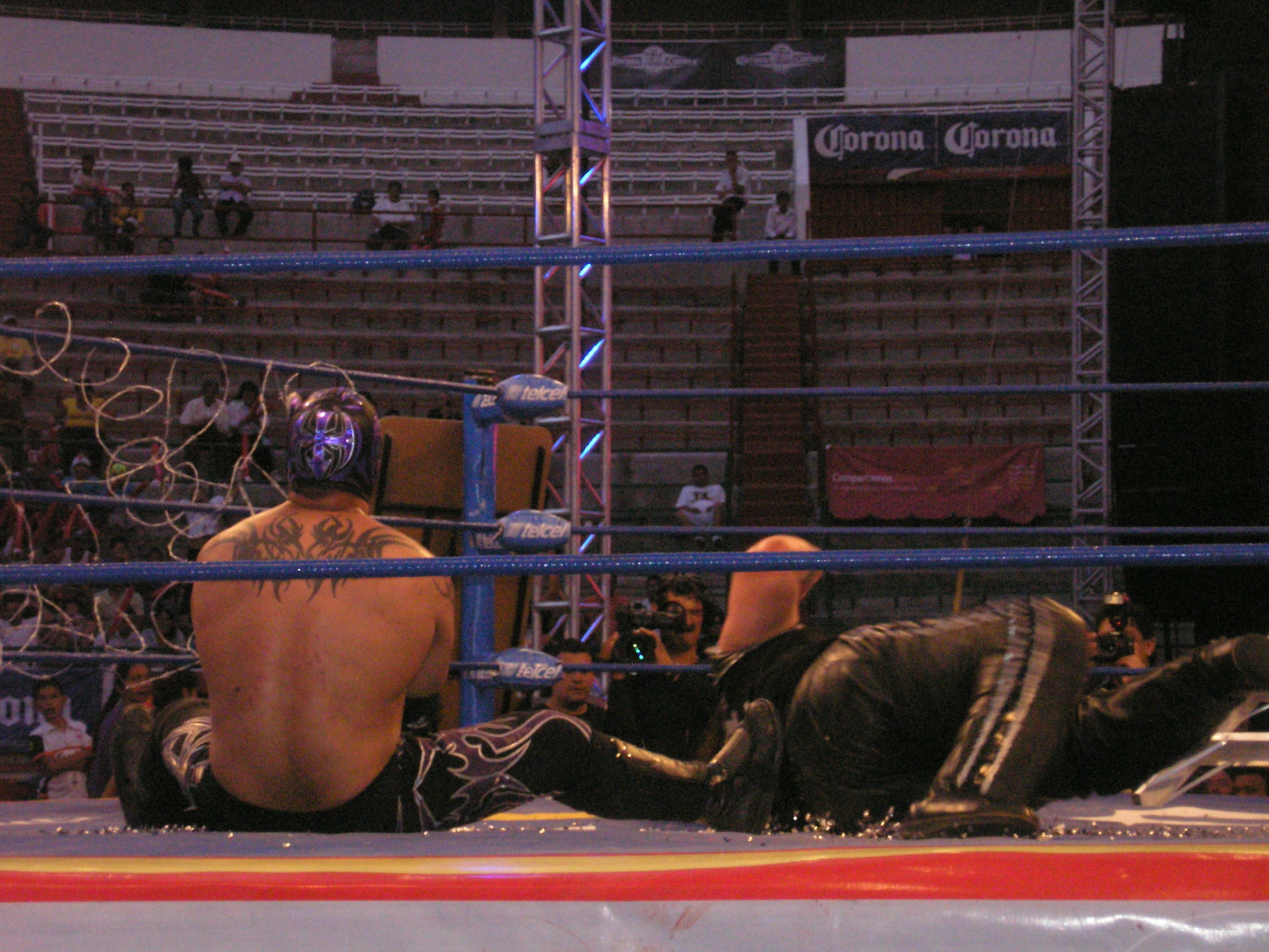 Abyss en la cama de Puas AAA Verano de Escándalo 2011 (resultados 31 de Julio) ¡Jeff Jarrett retiene con la ayuda del Zorro enmascarado!- X- Fly pierde la cabellera- Pimpinela nueva Reina de reinas 4