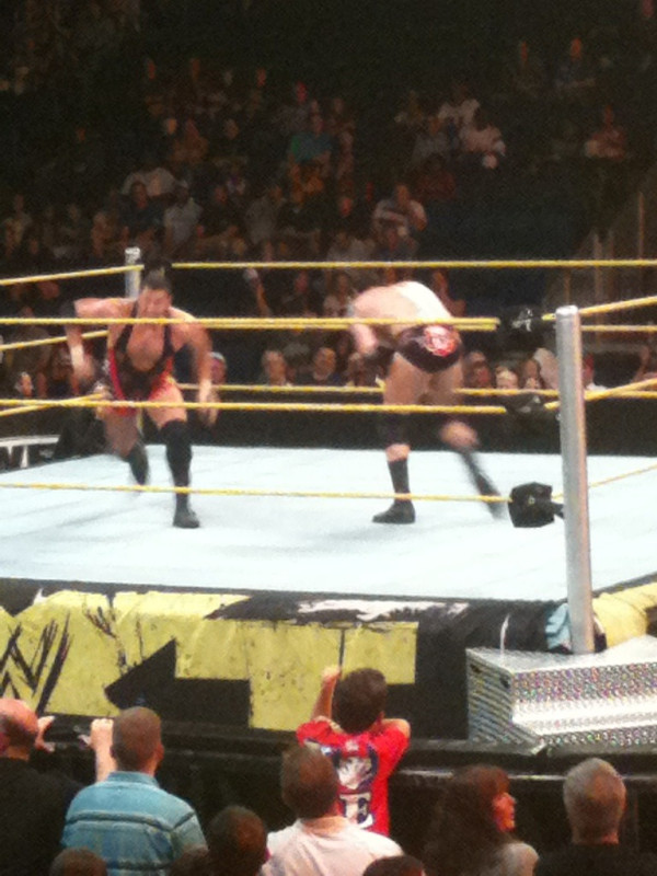 Colt Cabana vs. Wade Barrett en el Dark Match de las grabaciones de NXT/SmackDown / 2/8/11 Colt Cabana vs. Wade Barrett en el Dark Match de las grabaciones de NXT/SmackDown / 2/8/11