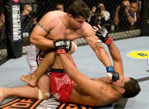Frank Mir vence por TKO a Antonio "Minotauro" Nogueira en UFC 92