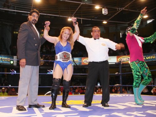 Lady Apache debutará apostando su cabellera en Todo X el Todo - ¿Caerá una cabellera o una máscara? 1 Lady Apache nueva campeona femenil Pro Wrestling Revolution / imagen cmll.com