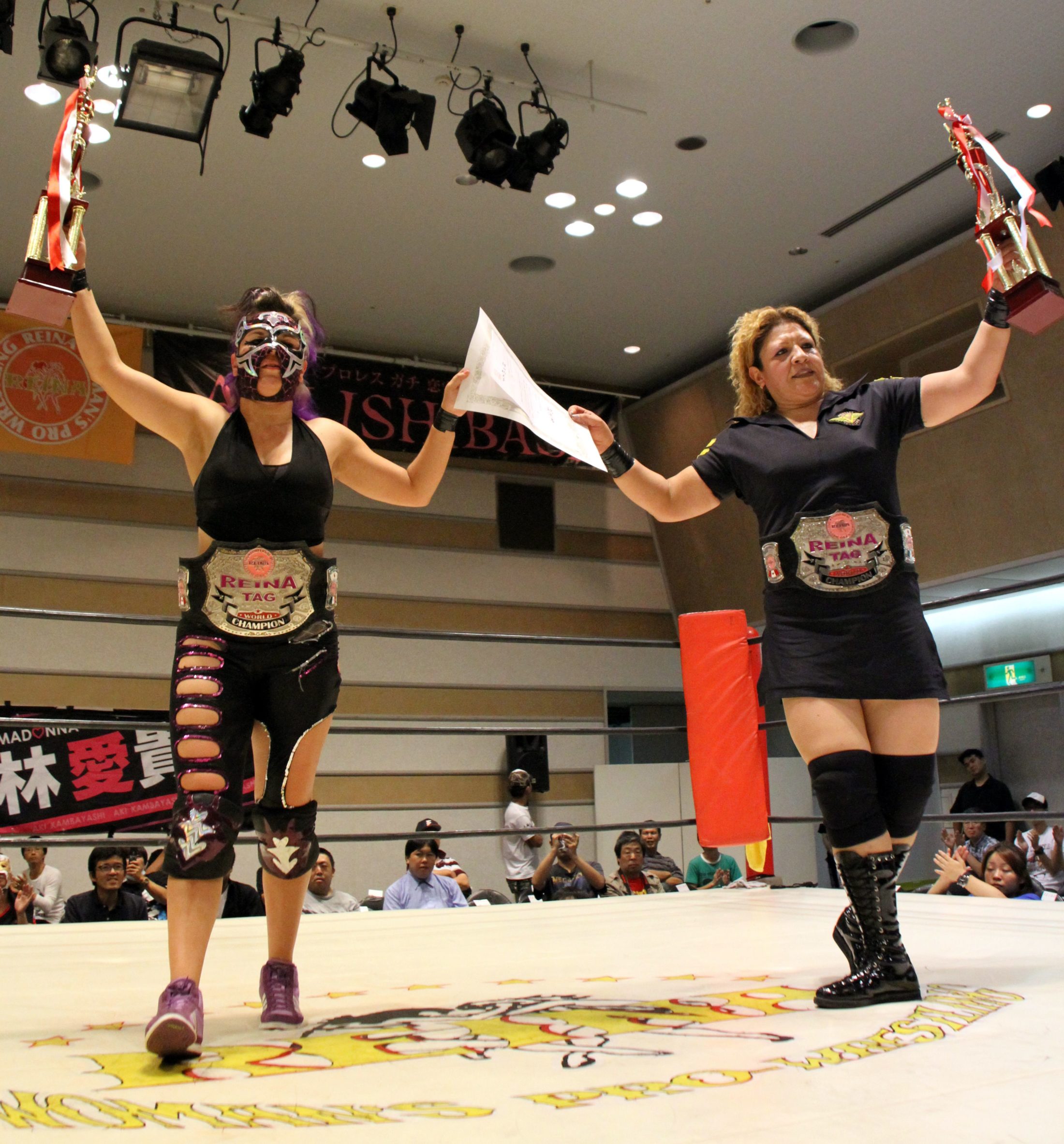 Las mexicanas campeonas / Imagen cortesía de Universal Woman´s Pro Wrestling Reina en exclusiva para Súper Luchas La Comandante y Zeuxis vencieron a Nicole Matthews y Portia Perez y se coronan campeonas en Japóm 2
