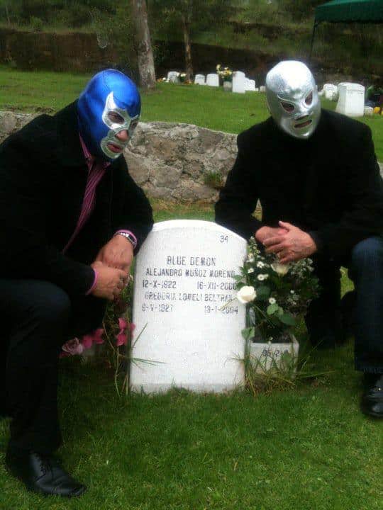 Blue Demon Jr y El Hijo del Santo visitando la tumba de Blue Demon Jr.