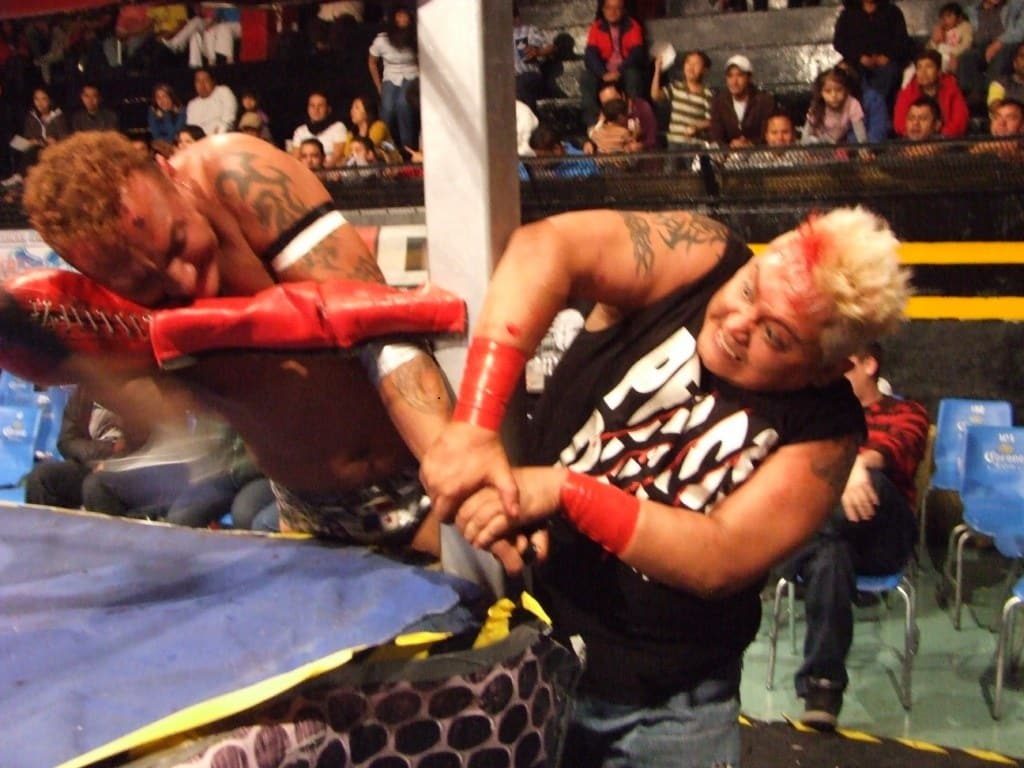 X-Fly vs. Veneno / Arena Naucalpan - 22 de enero de 2012 / Imagen by www.iwrg.mx