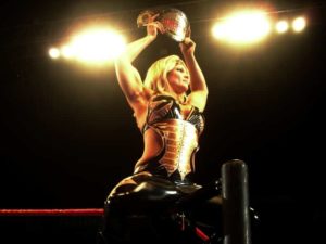 WWE Women's Champion Beth Phoenix "The Glamazon" en Milan,Italy - 2008 / Photo by Andrea 90 - Creative Commons Attribution-Share Alike 2.0 Generic license.