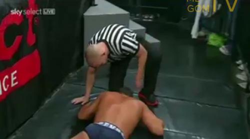 El árbitro revisando a Jesse Sorensen tras un Moonsault por parte de Zema Ion en el PPV TNA Against All Odds 2012 / Screenshot by: RingsideNews.com El árbitro revisando a Jesse Sorensen tras un Moonsault por parte de Zema Ion en el PPV TNA Against All Odds 2012 / Screenshot by: RingsideNews.com