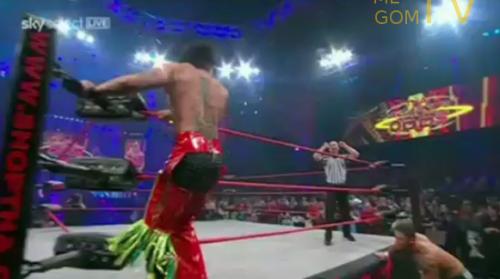Zema Ion antes de ejecutar un Moonsault sobre Jesse Sorensen en el PPV TNA Against All Odds 2012 / Screenshot by: RingsideNews.com Zema Ion antes de ejecutar un Moonsault sobre Jesse Sorensen en el PPV TNA Against All Odds 2012 / Screenshot by: RingsideNews.com