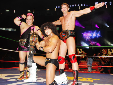 La Tercia Sensación (Marco Corleone, Rush y Máximo), nuevos Campeones Mundiales de Trios del CMLL / Arena México - 19 de febro de 2012 / Imagen by www.cmll.com