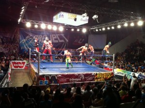 X-Project (19 febrero 2012) - Por tercera ocasión en la jornada la gente lanza dinero al ring