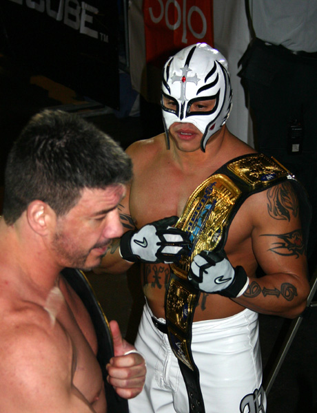 Rey Mysterio y Eddie Guerrero (2005) / Photo by static - Creative Commons Attribution-Share Alike 2.0 Generic license.
