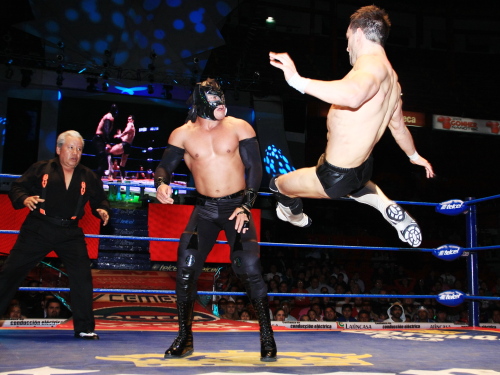 Tremenda Patada de Prince Devitt sobre Volador, Jr. / CMLL.com Tremenda Patada de Prince Devitt sobre Volador, Jr. / CMLL.com