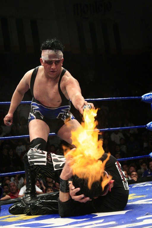 Joe Líder se venga, quemando rostro y cabeza de Nicho / Imagen: LuchalibreAAA.com Joe Líder se venga, quemando rostro y cabeza de Nicho / Imagen: LuchalibreAAA.com