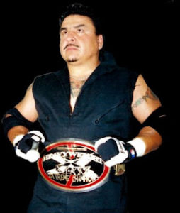 Rey Misterio con el título XLAW