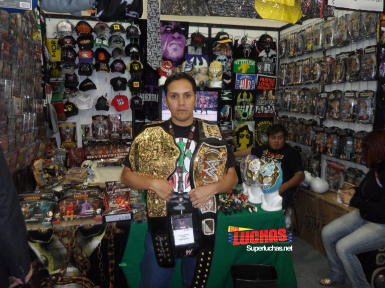 Edgar Bernal en un Stand de la Expo Lucha Libre La Experiencia V