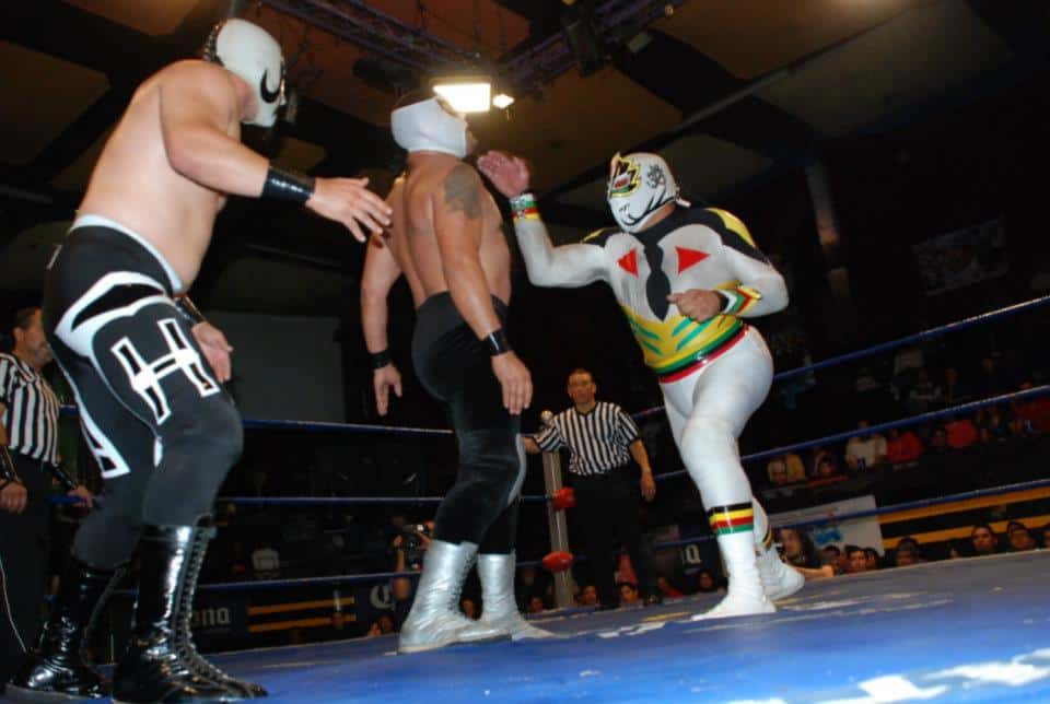 sagrada_5jul IWRG (Resultados 05/Jul/12): X-Fly, ganador de la Copa “Pirata Moreno” 2012 3
