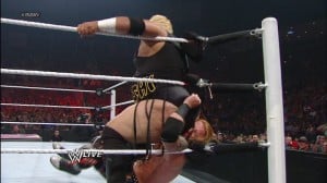 Rikishi castiga con el Stinkface a Heath Slater (RAW SuperShow - 16/7/12) / Facebook.com/WWE