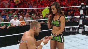 Daniel Bryan propone Matimonio a AJ en el ring (RAW SuperShow - 16/7/12) / Facebook.com/WWE
