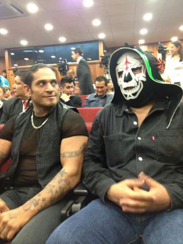 Cibernético y La Parka en la Conferencia de Prensa de “Lucha Libre contra la Obesidad” / Secretaría de Salud – 31 de julio de 2012 / Imagen by Lucha Libre Triple A en Facebook