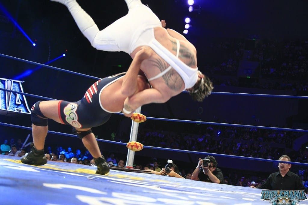 Kurt Angle castiga a Electroshock en Triplemania XX / Imagen cortesía de Luchalibre AAA para Súper Luchas