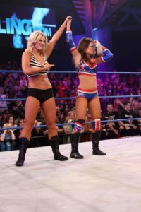 Taryn Terrell debuta en TNA como Árbitro Especial Invitado y levanta la mano de la Nueva TNA Knockouts Champion Brooke Tessmacher (16/8/12) / iMPACTWrestling.com