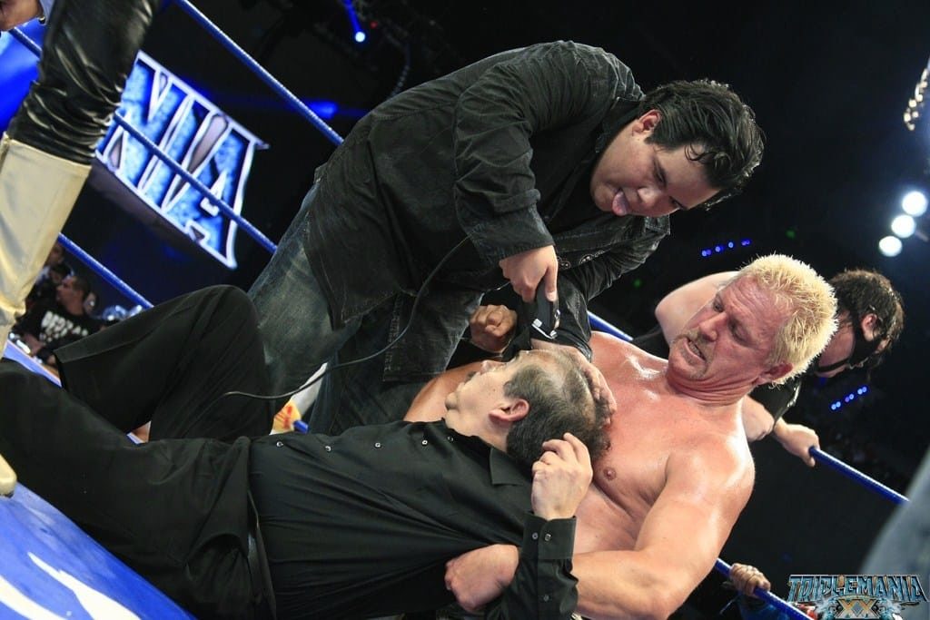 Dorian Roldán y Jeff Jarrett rapan a Joaquín Roldán / imagen cortesía de Lucha Libre AAA para Súper Luchas