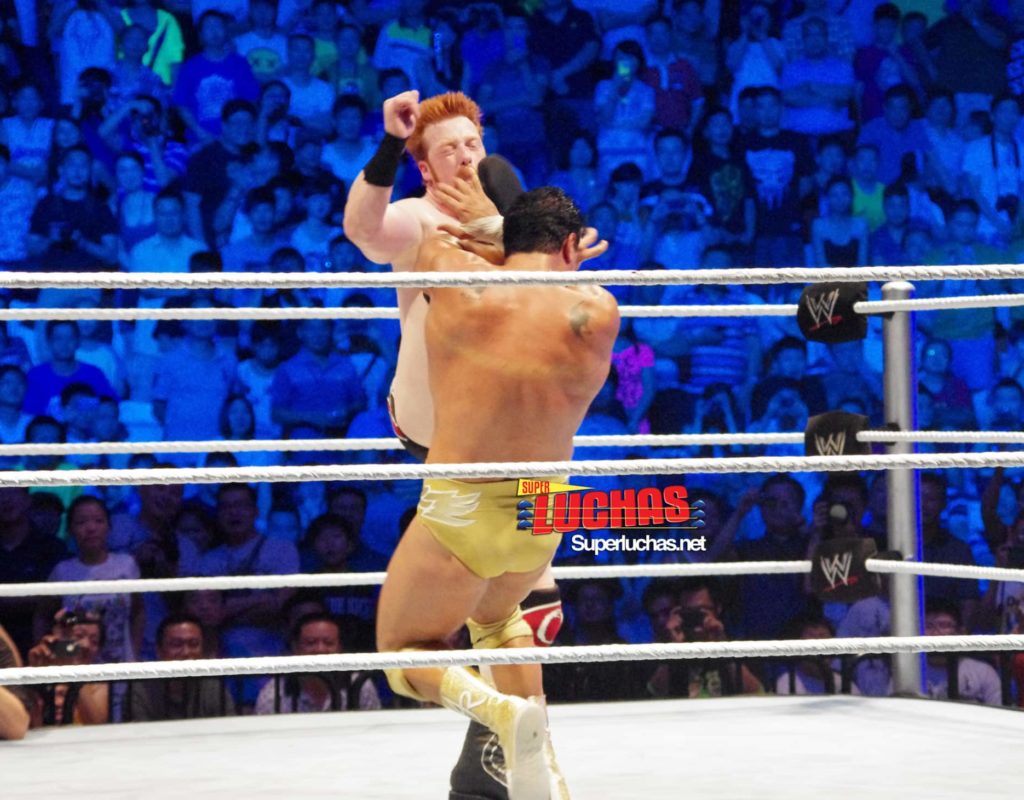 Sheamus castiga con la Brogue Kick a Alberto del Río en Shanghai, China / Photo by @CruzPan – Authorized to Superluchas.net
