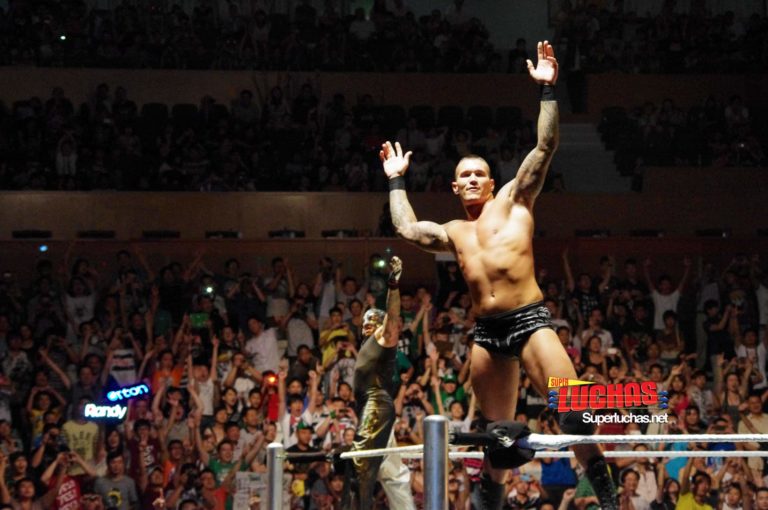 Randy Orton y Rey Mysterio celebran en Shanghai, China / Photo by @CruzPan – Authorized to Superluchas.net