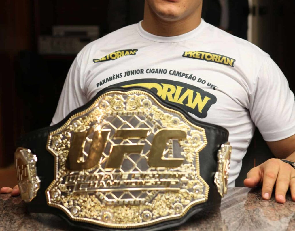 Junior Dos Santos con el título máximo UFC / Photo by Gov/Ba - Creative Commons License