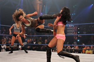 Mickie James vs Gail Kim en iMPACT / Imagen cortesía de iMPACTwrestling.com para Súper Luchas