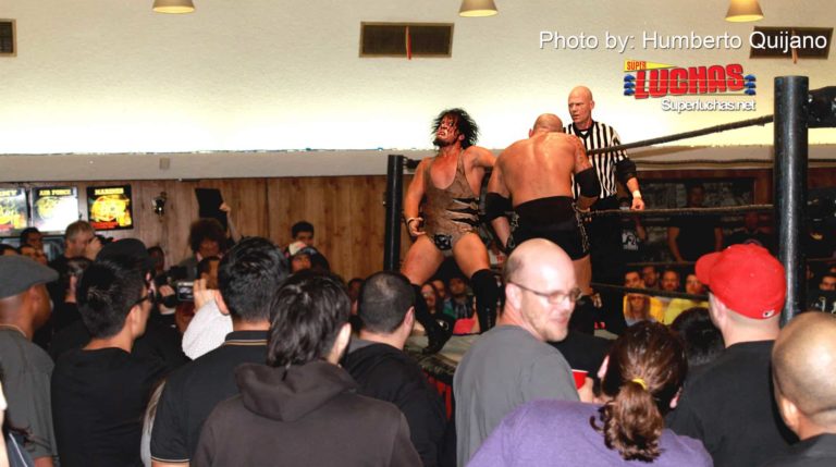 Sami Callihan listo para castigar a Drake Younger (PWG Mystery Vortex 2012 - 1/12/12) / Photo by: Humberto Quijano en Exclusiva para Súper Luchas