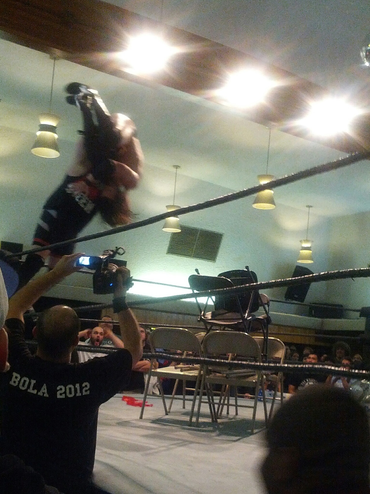 Kevin Steen castiga con un F-Cinq a Adam Cole sobre Sillas (PWG Mystery Vortex 2012 - 1/12/12) / fuckyeahpwg.tumblr.com