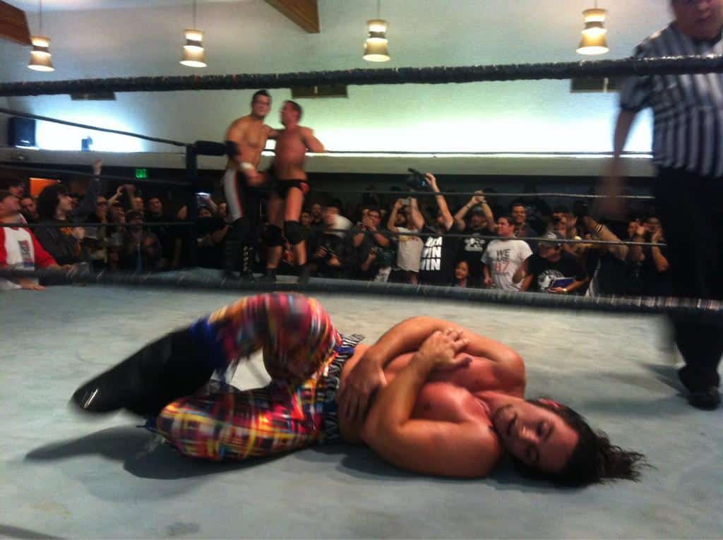 Eddie Edwards y Roderick Strong tras vencer a The Young Bucks (PWG Mystery Vortex 2012) / Twitter.com/Nick_in_SoCal