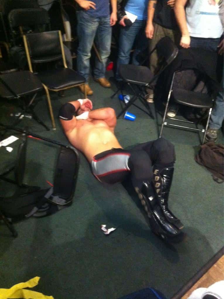 Eddie Edwards tras ser tirado contras las Sillas en PWG Mystery Vortex 2012 / Twitter.com/Nick_in_SoCal