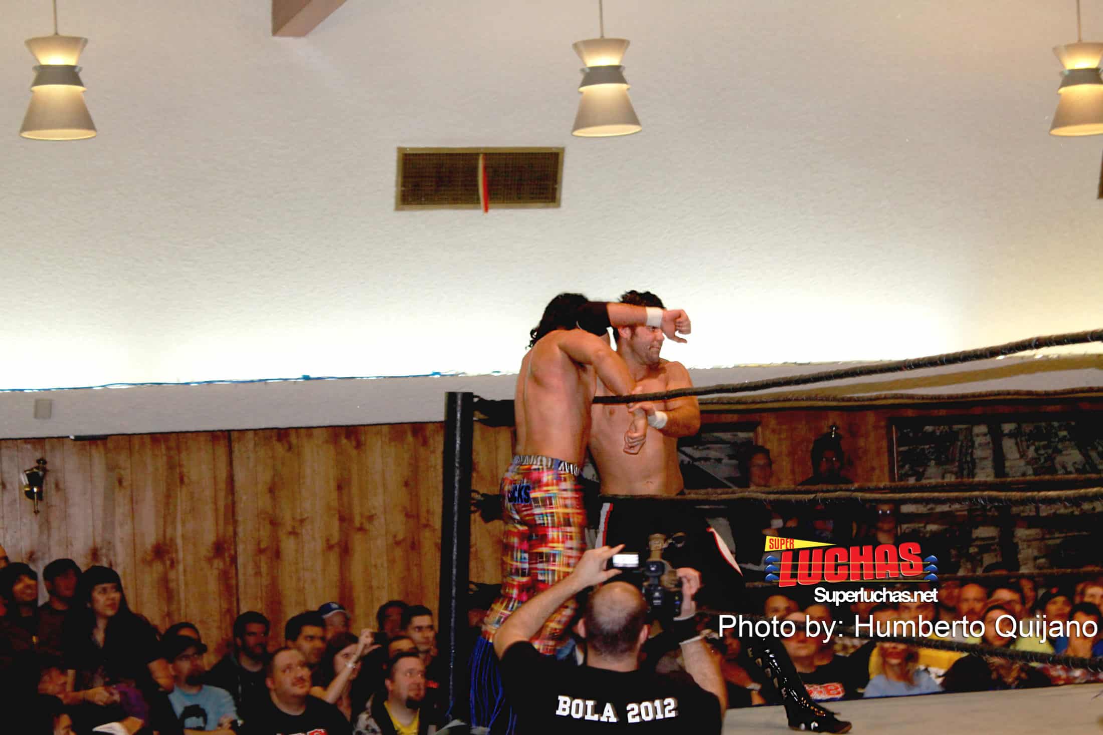 Eddie Edwards da un Codazo a Nick Jackson (PWG Mystery Vortex 2012) / Photo by: Humberto Quijano en Exclusiva para Súper Luchas