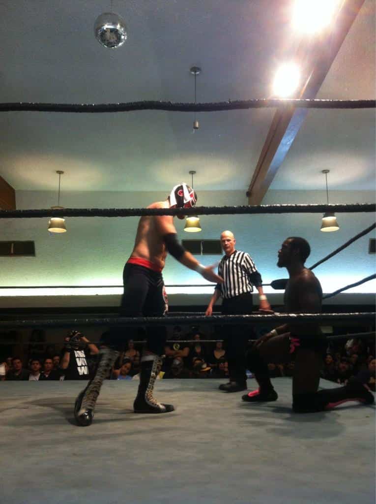 El Generico da la mano a Rich Swann (PWG Mystery Vortex 2012 - 1/12/12) / Twitter.com/dsalazar1082