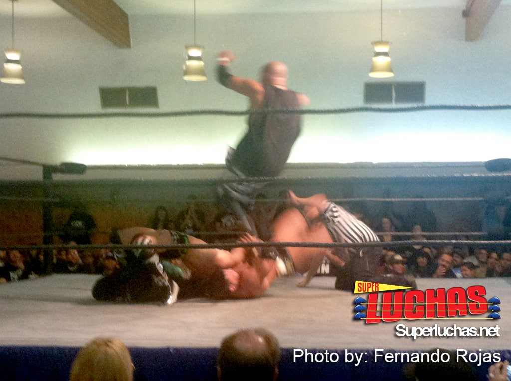 B-Boy se lanza sobre TJ Perkins, quien castiga a Brian Cage / Photo by: Fernando Rojas en Exclusiva para Súper Luchas