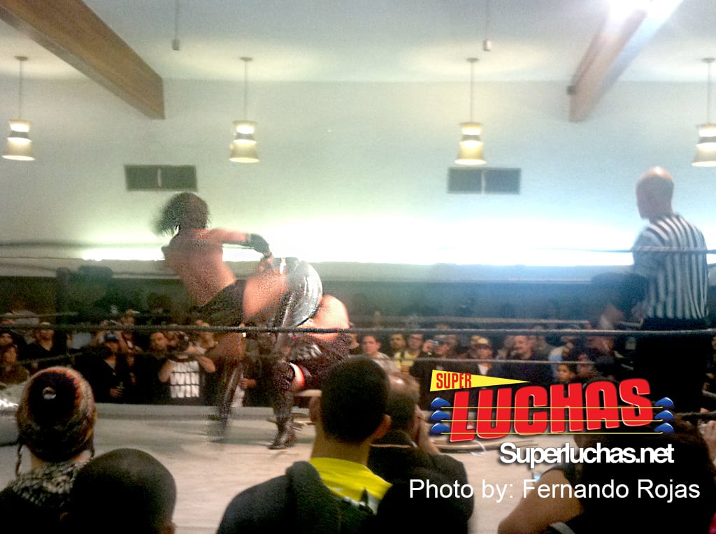 Adam Cole da un Rodillazo reforzado con una Tapa a Kevin Steen PWG Mysery Vortex 2012 (1/12/12) / Photo by: Fernardo Rojas en Exclusiva para Súper Luchas