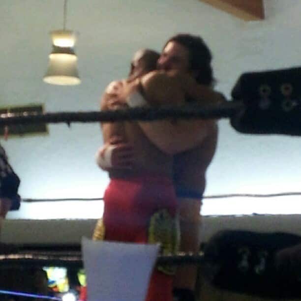 Joey Ryan se abraza con Scorpio Sky, su último rival en PWG (Mystery Vortex 2012 - 1/12/12) / Twitter.com/dsalazar1082